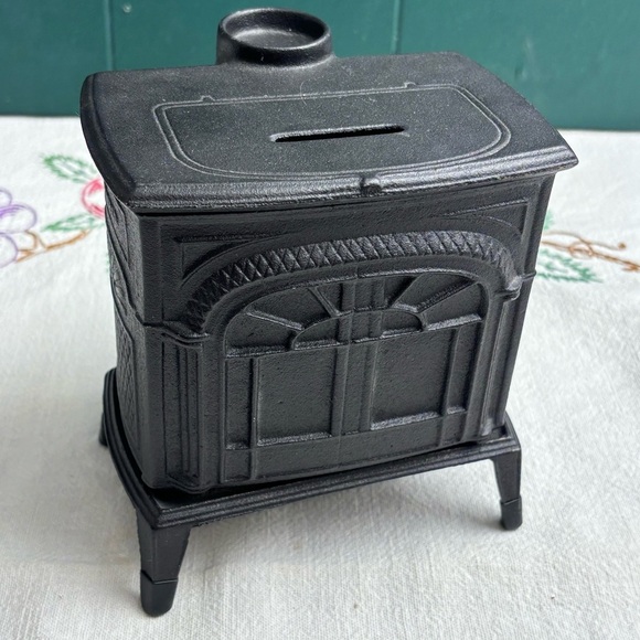 Vermont Castings Cast Iron Intrepid Wood Burning Stove Coin Still Bank - Picture 1 of 8